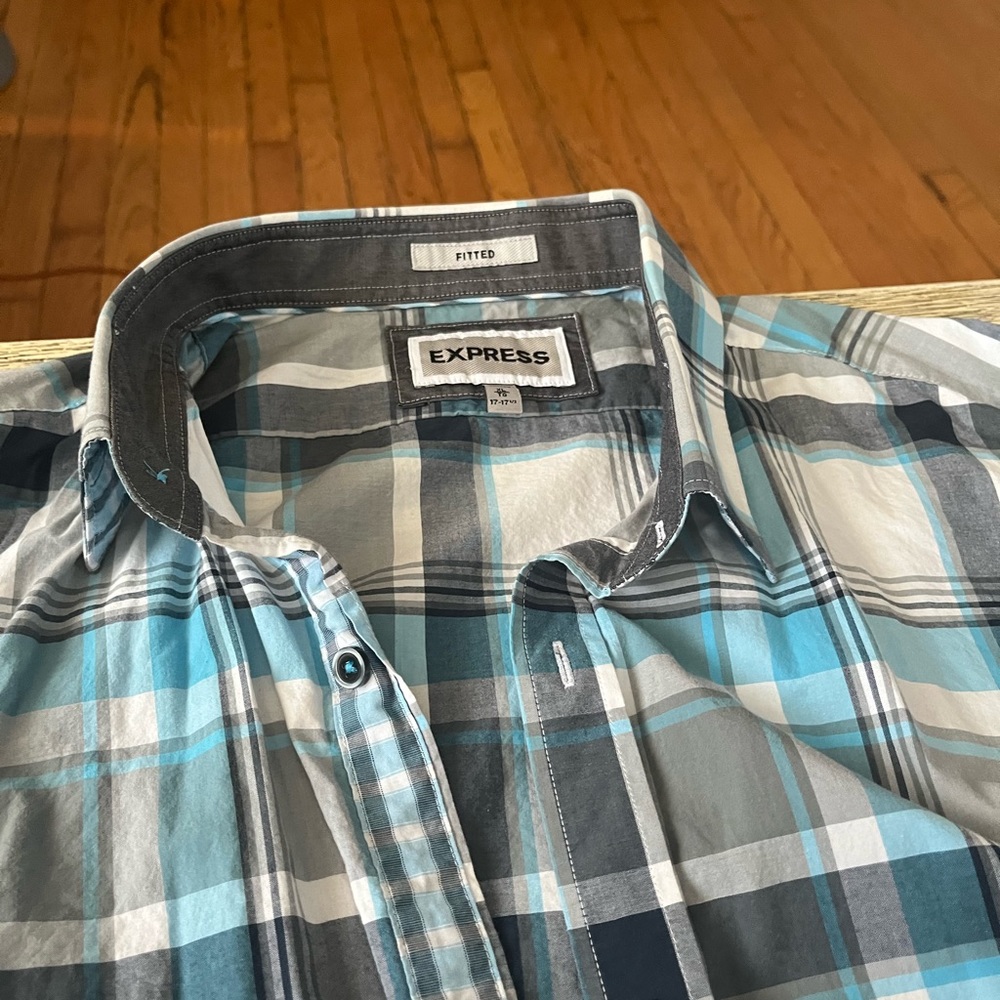 Beautiful express men’s button up - Picture 2 of 2